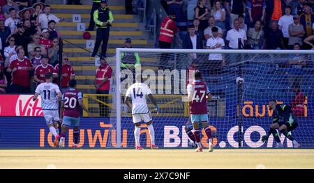 Chris Wood del Nottingham Forest segna il primo gol della partita durante la partita di Premier League al Turf Moor, Burnley. Data foto: Domenica 19 maggio 2024. Foto Stock