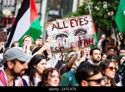 Migliaia di persone si sono riunite alla Nakba-Demo il 18 maggio 2024 a Monaco, in Germania. Tra le chiamate che chiedono: "Una fine del genocidio a Gaza", protesta contro "il continuo sfollamento" e chiede "un diritto di ritorno". (Foto di Alexander Pohl/Sipa USA) Foto Stock