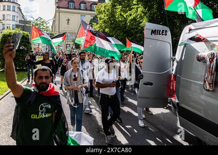 Migliaia di persone si sono riunite alla Nakba-Demo il 18 maggio 2024 a Monaco, in Germania. Tra le chiamate che chiedono: "Una fine del genocidio a Gaza", protesta contro "il continuo sfollamento" e chiede "un diritto di ritorno". (Foto di Alexander Pohl/Sipa USA) Foto Stock