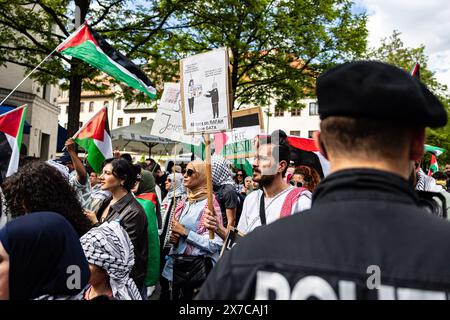 Migliaia di persone si sono riunite alla Nakba-Demo il 18 maggio 2024 a Monaco, in Germania. Tra le chiamate che chiedono: "Una fine del genocidio a Gaza", protesta contro "il continuo sfollamento" e chiede "un diritto di ritorno". (Foto di Alexander Pohl/Sipa USA) Foto Stock