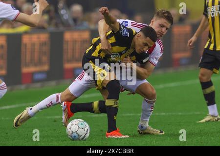 Arnhem, Paesi Bassi. 19 maggio 2024. ARNHEM, PAESI BASSI - 19 MAGGIO: Anton Gaaei dell'AFC Ajax, Amine Boutrah di Vitesse durante la partita olandese Eredivisie tra Vitesse e AFC Ajax allo Stadion Gelredome il 19 maggio 2024 ad Arnhem, Paesi Bassi. (Foto di Ben Gal/Orange Pictures) credito: Orange Pics BV/Alamy Live News Foto Stock