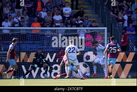 Chris Wood del Nottingham Forest segna il secondo gol della squadra durante la partita di Premier League al Turf Moor, Burnley. Data foto: Domenica 19 maggio 2024. Foto Stock