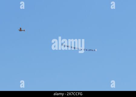 ALKMAAR, PAESI BASSI - 19 MAGGIO: Aereo con bandiera per l'AZ Alkmaar durante la partita olandese Eredivisie tra l'AZ Alkmaar e l'FC Utrecht all'AFAS Stadion il 19 maggio 2024 ad Alkmaar, Paesi Bassi. (Foto di Patrick Goosen/Orange Pictures) Foto Stock