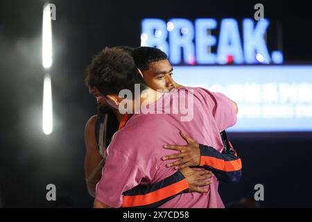 Shanghai. 19 maggio 2024. Qi Xiangyu (L) della Cina abbraccia Lee-Lou Diouf Demierre dei Paesi Bassi dopo la battaglia dei B-Boys per il primo posto dell'evento di rottura alla Olympic Qualifier Series nella Shanghai orientale, il 19 maggio 2024. Credito: Xu Yanan/Xinhua/Alamy Live News Foto Stock