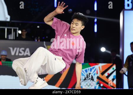 Shanghai. 19 maggio 2024. Qi Xiangyu della Cina gareggia contro Lee-Lou Diouf Demierre dei Paesi Bassi durante la battaglia dei B-Boys per il primo posto di rottura alla Olympic Qualifier Series nella Shanghai orientale, il 19 maggio 2024. Credito: Xu Yanan/Xinhua/Alamy Live News Foto Stock