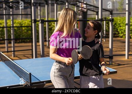 la ragazza gioca a ping pong all'aperto Foto Stock