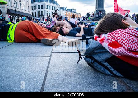 18 maggio 2024, Varsavia, Mazovia, Polonia: I manifestanti giacciono sul terreno della Piazza del Castello di Varsavia durante la manifestazione. I manifestanti pro-palestinesi tengono una dimostrazione di morte in Piazza del Castello di Varsavia. In commemorazione della Nakba a partire dal 1948, i manifestanti sono rimasti immobile sul terreno. In seguito un certo numero di palestinesi e polacchi-palestinesi raccontarono le loro storie al pubblico riunito. (Credit Image: © Neil Milton/SOPA Images via ZUMA Press Wire) SOLO PER USO EDITORIALE! Non per USO commerciale! Foto Stock