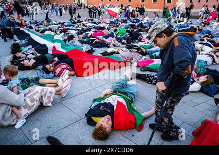 18 maggio 2024, Varsavia, Mazovia, Polonia: I manifestanti giacciono sul terreno della Piazza del Castello di Varsavia durante la manifestazione. I manifestanti pro-palestinesi tengono una dimostrazione di morte in Piazza del Castello di Varsavia. In commemorazione della Nakba a partire dal 1948, i manifestanti sono rimasti immobile sul terreno. In seguito un certo numero di palestinesi e polacchi-palestinesi raccontarono le loro storie al pubblico riunito. (Credit Image: © Neil Milton/SOPA Images via ZUMA Press Wire) SOLO PER USO EDITORIALE! Non per USO commerciale! Foto Stock