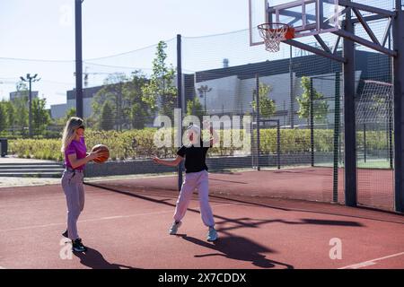 Madre e figlia giocano a basket. Foto Stock