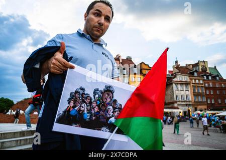 18 maggio 2024, Varsavia, Mazovia, Polonia: Un manifestante tiene un collage accanto a una bandiera palestinese durante la manifestazione. I manifestanti pro-palestinesi tengono una dimostrazione di morte in Piazza del Castello di Varsavia. In commemorazione della Nakba a partire dal 1948, i manifestanti sono rimasti immobile sul terreno. In seguito un certo numero di palestinesi e polacchi-palestinesi raccontarono le loro storie al pubblico riunito. (Credit Image: © Neil Milton/SOPA Images via ZUMA Press Wire) SOLO PER USO EDITORIALE! Non per USO commerciale! Foto Stock