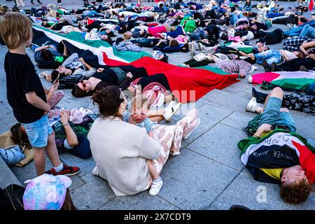 18 maggio 2024, Varsavia, Mazovia, Polonia: I manifestanti giacciono sul terreno della Piazza del Castello di Varsavia durante la manifestazione. I manifestanti pro-palestinesi tengono una dimostrazione di morte in Piazza del Castello di Varsavia. In commemorazione della Nakba a partire dal 1948, i manifestanti sono rimasti immobile sul terreno. In seguito un certo numero di palestinesi e polacchi-palestinesi raccontarono le loro storie al pubblico riunito. (Credit Image: © Neil Milton/SOPA Images via ZUMA Press Wire) SOLO PER USO EDITORIALE! Non per USO commerciale! Foto Stock