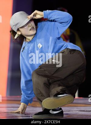 (240519) -- SHANGHAI, 19 maggio 2024 (Xinhua) -- Yuasa ami del Giappone gareggia durante la battaglia delle B-Girls per il primo posto di rottura alla Olympic Qualifier Series Shanghai nella Shanghai orientale della Cina, 19 maggio 2024. (Xinhua/Wang Xiang) Foto Stock