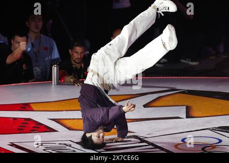 (240519) -- SHANGHAI, 19 maggio 2024 (Xinhua) -- Zeng Yingying della Cina gareggia durante i quarti di finale delle B-Girls di Breaking alla Olympic Qualifier Series di Shanghai, nella Cina orientale, Shanghai, 19 maggio 2024. (Xinhua/Xu Yanan) Foto Stock