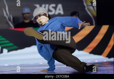 (240519) -- SHANGHAI, 19 maggio 2024 (Xinhua) -- Yuasa ami del Giappone gareggia durante la battaglia delle B-Girls per il primo posto di rottura alla Olympic Qualifier Series Shanghai nella Shanghai orientale della Cina, 19 maggio 2024. (Xinhua/Wang Xiang) Foto Stock