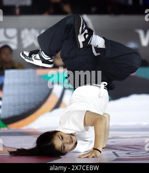 (240519) -- SHANGHAI, 19 maggio 2024 (Xinhua) -- Tsuhako Riko del Giappone gareggia durante la B-Girls Battle per il terzo posto di break alla Olympic Qualifier Series di Shanghai nella Cina orientale, Shanghai, 19 maggio 2024. (Xinhua/Wang Xiang) Foto Stock