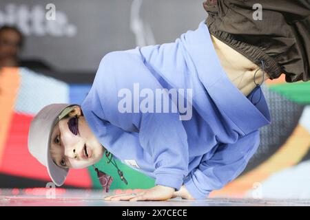 (240519) -- SHANGHAI, 19 maggio 2024 (Xinhua) -- Yuasa ami del Giappone gareggia durante la battaglia delle B-Girls per il primo posto di rottura alla Olympic Qualifier Series Shanghai nella Shanghai orientale della Cina, 19 maggio 2024. (Xinhua/Xu Yanan) Foto Stock