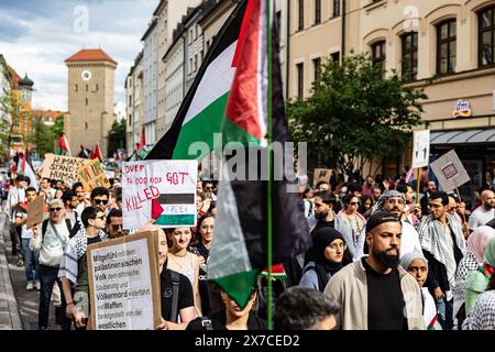 Migliaia di persone si sono riunite alla Nakba-Demo il 18 maggio 2024 a Monaco, in Germania. Tra le chiamate che chiedono: "Una fine del genocidio a Gaza", protesta contro "il continuo sfollamento" e chiede "un diritto di ritorno". (Foto di Alexander Pohl/Sipa USA) Foto Stock