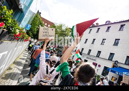 Migliaia di persone si sono riunite alla Nakba-Demo il 18 maggio 2024 a Monaco, in Germania. Tra le chiamate che chiedono: "Una fine del genocidio a Gaza", protesta contro "il continuo sfollamento" e chiede "un diritto di ritorno". (Foto di Alexander Pohl/Sipa USA) Foto Stock