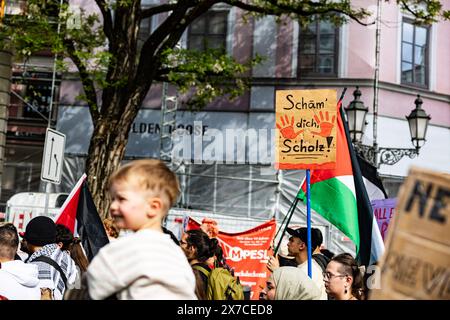 Migliaia di persone si sono riunite alla Nakba-Demo il 18 maggio 2024 a Monaco, in Germania. Tra le chiamate che chiedono: "Una fine del genocidio a Gaza", protesta contro "il continuo sfollamento" e chiede "un diritto di ritorno". (Foto di Alexander Pohl/Sipa USA) Foto Stock