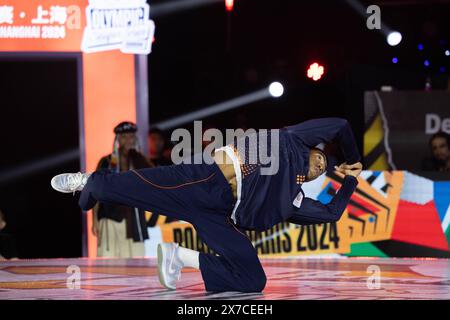 Shanghai. 19 maggio 2024. Lee-Lou Diouf Demierre dei Paesi Bassi gareggia contro Qi Xiangyu della Cina durante la battaglia dei B-Boys per il primo posto di rottura alla Olympic Qualifier Series nella Shanghai orientale, il 19 maggio 2024. Crediti: Wang Xiang/Xinhua/Alamy Live News Foto Stock