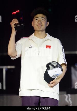 Shanghai. 19 maggio 2024. Qi Xiangyu della Cina reagisce durante la cerimonia di premiazione delle finali dei B-Boys di Breaking all'Olympic Qualifier Series nella Cina orientale di Shanghai, 19 maggio 2024. Crediti: Wang Xiang/Xinhua/Alamy Live News Foto Stock