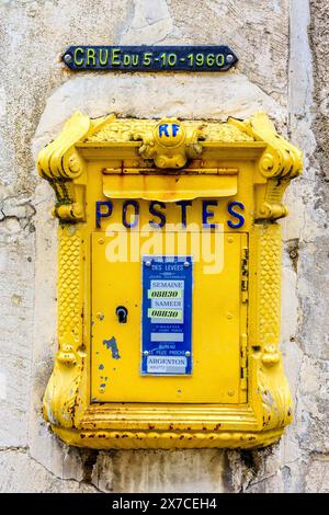 Marcatore indicante il livello delle acque di inondazione nell'ottobre 1960 (7 metri al di sopra del normale) e al di sopra della casella postale - Argenton-sur-Creuse, Indre (36), Francia. Foto Stock