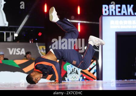 Shanghai. 19 maggio 2024. Lee-Lou Diouf Demierre dei Paesi Bassi gareggia contro Qi Xiangyu della Cina durante la battaglia dei B-Boys per il primo posto di rottura alla Olympic Qualifier Series nella Shanghai orientale, il 19 maggio 2024. Credito: Xu Yanan/Xinhua/Alamy Live News Foto Stock