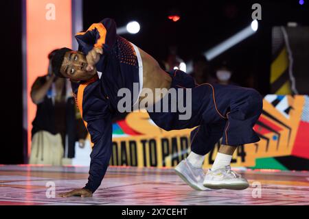 Shanghai. 19 maggio 2024. Lee-Lou Diouf Demierre dei Paesi Bassi gareggia contro Qi Xiangyu della Cina durante la battaglia dei B-Boys per il primo posto di rottura alla Olympic Qualifier Series nella Shanghai orientale, il 19 maggio 2024. Crediti: Wang Xiang/Xinhua/Alamy Live News Foto Stock