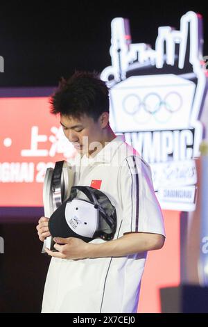 Shanghai. 19 maggio 2024. Qi Xiangyu della Cina reagisce durante la cerimonia di premiazione delle finali dei B-Boys di Breaking all'Olympic Qualifier Series nella Cina orientale di Shanghai, 19 maggio 2024. Credito: Xu Yanan/Xinhua/Alamy Live News Foto Stock