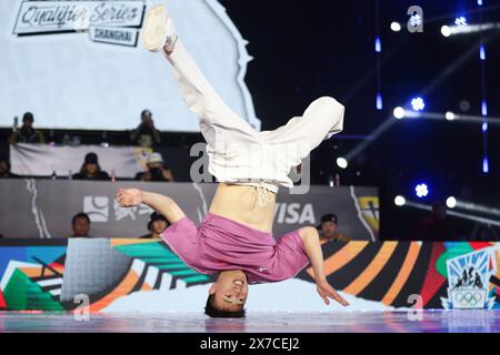 Shanghai. 19 maggio 2024. Qi Xiangyu della Cina gareggia contro Lee-Lou Diouf Demierre dei Paesi Bassi durante la battaglia dei B-Boys per il primo posto di rottura alla Olympic Qualifier Series nella Shanghai orientale, il 19 maggio 2024. Credito: Xu Yanan/Xinhua/Alamy Live News Foto Stock