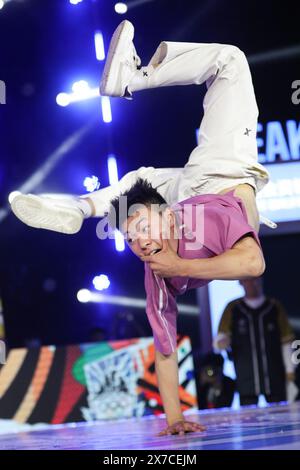 Shanghai. 19 maggio 2024. Qi Xiangyu della Cina gareggia contro Lee-Lou Diouf Demierre dei Paesi Bassi durante la battaglia dei B-Boys per il primo posto di rottura alla Olympic Qualifier Series nella Shanghai orientale, il 19 maggio 2024. Credito: Xu Yanan/Xinhua/Alamy Live News Foto Stock