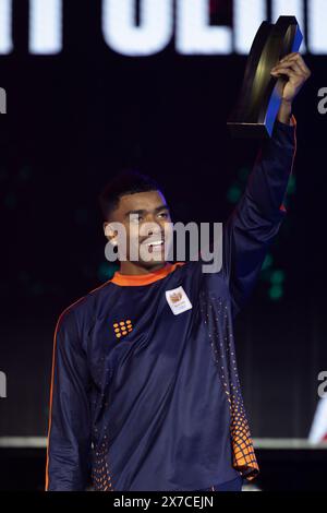 Shanghai. 19 maggio 2024. Lee-Lou Diouf Demierre, Paesi Bassi, celebra durante la cerimonia di premiazione delle finali dei B-Boys di Breaking all'Olympic Qualifier Series nella Cina orientale di Shanghai, 19 maggio 2024. Crediti: Wang Xiang/Xinhua/Alamy Live News Foto Stock