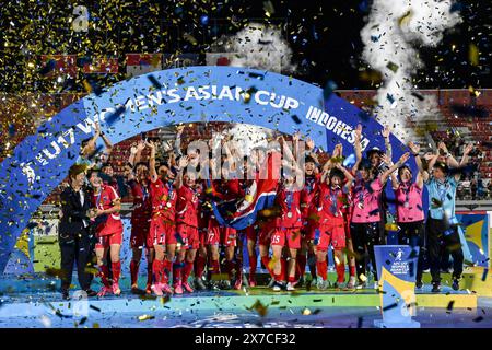 Bali, Indonesia. 19 maggio 2024. I membri della Repubblica Popolare Democratica di Corea (RPDC) festeggiano con il trofeo durante la cerimonia di premiazione dopo aver vinto la finale tra la Repubblica Popolare Democratica di Corea (RPDC) e il Giappone all'AFC U-17 Women's Asia Cup a Bali, Indonesia, 19 maggio 2024. Crediti: Agung Kuncahya B./Xinhua/Alamy Live News Foto Stock