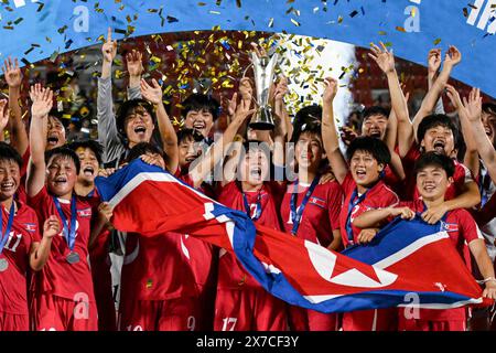 Bali, Indonesia. 19 maggio 2024. I membri della Repubblica Popolare Democratica di Corea (RPDC) festeggiano con il trofeo durante la cerimonia di premiazione dopo aver vinto la finale tra la Repubblica Popolare Democratica di Corea (RPDC) e il Giappone all'AFC U-17 Women's Asia Cup a Bali, Indonesia, 19 maggio 2024. Crediti: Agung Kuncahya B./Xinhua/Alamy Live News Foto Stock