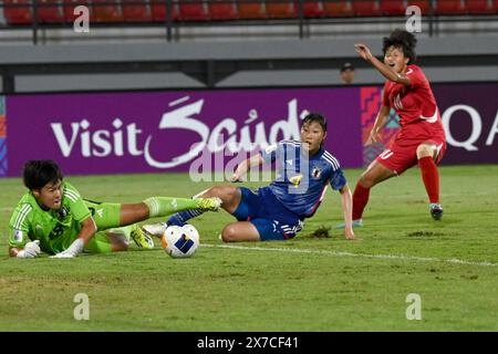 Bali, Indonesia. 19 maggio 2024. Sakata Korin (L) portiere del Giappone blocca la palla durante la finale tra la Repubblica Popolare Democratica di Corea (RPDC) e il Giappone all'AFC U-17 Women's Asia Cup a Bali, Indonesia, 19 maggio 2024. Crediti: Agung Kuncahya B./Xinhua/Alamy Live News Foto Stock