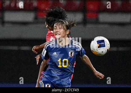 Bali, Indonesia. 19 maggio 2024. Furuta Asako (R) del Giappone si batte per un colpo di testa durante la finale tra la Repubblica Popolare Democratica di Corea (RPDC) e il Giappone all'AFC U-17 Women's Asia Cup a Bali, Indonesia, 19 maggio 2024. Crediti: Agung Kuncahya B./Xinhua/Alamy Live News Foto Stock