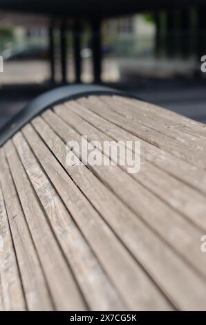 Panca con piano in legno con bordo vivo e gambe in metallo grigio dal design moderno. Foto di alta qualità Foto Stock