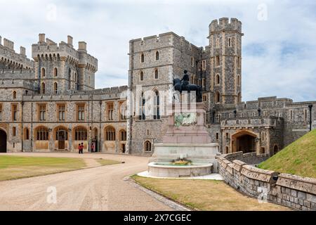 Windsor, Regno Unito - 1 luglio 2010: Castello di Windsor, statua di bronzo di re Carlo II a cavallo di fronte alla torre di re Edoardo III. Foto Stock