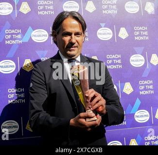 L'Inter coach Simone Inzaghi ha premiato Philadelphia Coach del mese di aprile durante una partita di calcio di serie A tra Inter e Lazio allo stadio San Siro di Milano, domenica 19 maggio 2024. (Foto Spada/LaPresse) credito: LaPresse/Alamy Live News Foto Stock