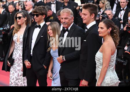 (Da sinistra a destra) Lily Costner, Hayes Logan Costner, Grace Avery Costner, Kevin Costner, Cayden Wyatt Costner e Annie Costner partecipano alla première Horizon: An American Saga durante il 77° Festival di Cannes a Cannes, Francia. Data foto: Domenica 19 maggio 2024. Foto Stock