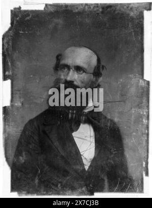Uomo non identificato, ritratto della testa e delle spalle, leggermente a destra, testa leggermente a sinistra, con occhiali e barba piena, graffiato sulla faccia del piatto: 143. Graffiato sul retro del piatto: 49; 195., precedentemente identificato come Cyrus Field., Transfer; U.S. War College; 1920; (DLC/PP-1920:46153)., fa parte di: Daguerreotype Collection , prodotta dallo studio di Mathew Brady. Foto Stock