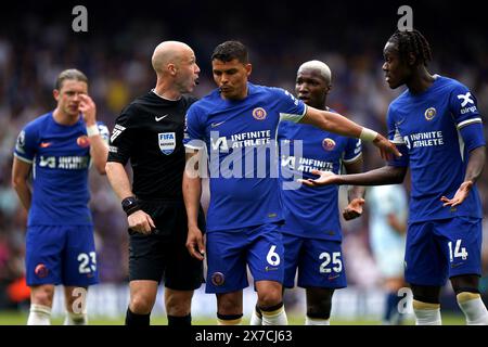 L'arbitro Anthony Taylor (a sinistra) parla con Thiago Silva del Chelsea durante la partita di Premier League allo Stamford Bridge di Londra. Data foto: Domenica 19 maggio 2024. Foto Stock