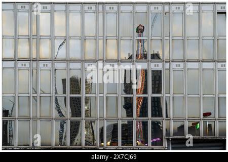 Blocchi di uffici frontali in vetro che riflettono le luci e le strutture di un terreno fieristico Foto Stock