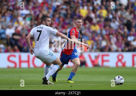 Selhurst Park, Selhurst, Londra, Regno Unito. 19 maggio 2024. Premier League Football, Crystal Palace contro Aston Villa; Adam Wharton del Crystal Palace passa davanti a John McGinn dell'Aston Villa. Credito: Action Plus Sports/Alamy Live News Foto Stock