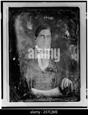 Uomo non identificato, circa 40 anni di età, ritratto a mezza lunghezza, quasi rivolto verso la parte anteriore, mano appoggiata sul tavolo con tovaglia, graffiata sul retro del piatto: 311., Corners trimmed., Hallmark: Lerebour., Transfer; U.S. War College; 1920; (DLC/PP-1920:46153)., fa parte di: Daguerreotype Collection , prodotto dallo studio di Mathew Brady. Foto Stock