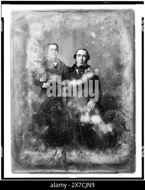 Uomo non identificato, di circa 40 anni e un ragazzo di circa 14 anni, ritratti a figura intera, quasi davanti, l'uomo, seduto, guardando leggermente a sinistra, il braccio intorno alla vita del ragazzo in piedi a sinistra, guardando leggermente a destra, graffiato sul retro del piatto: 508(X)., Hallmark: Rinhart 2., Transfer; U.S. War College; 1920; (DLC/PP-1920:46153)., fa parte di: Daguerreotype Collection , prodotto dallo studio di Mathew Brady. Foto Stock