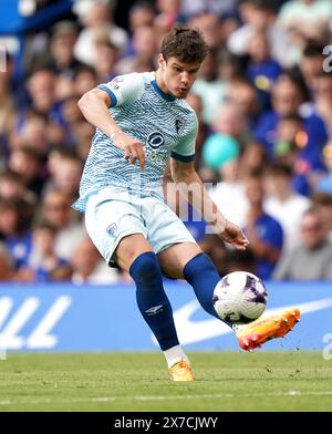 Milos Kerkez di Bournemouth in azione durante la partita di Premier League allo Stamford Bridge, Londra. Data foto: Domenica 19 maggio 2024. Foto Stock