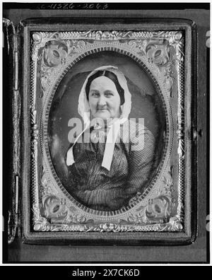 Louisa Van Velsor Whitman, ritratto della testa e delle spalle di una donna, rivolto leggermente a sinistra, fotografo non identificato., Hallmark: Rinhart 9., custodia: Pelle semplice, pulsante., faceva parte del LOTTO 12017, Preserver timbrato con Waterbury Conn. 840. Scovill Mfg Superior., Transfer; Manuscript Division; 1981; (DLC/PP-1981:378)., fa parte di: Charles E. Feinberg Walt Whitman Collection , fa parte di: Daguerreotype Collection , esposta: "Revising se stesso : Walt Whitman" alla Biblioteca del Congresso, 2005. Whitman, Louisa Van Velsor, 1795-1873. Foto Stock