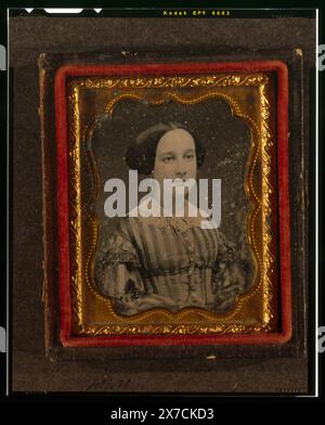Donna non identificata, ritratto della testa e delle spalle, rivolto leggermente a destra, biglietto da visita trovato dietro la targa del daguerreotipo: J. White & Co.S 25 cent daguerreotypes, 44 Westminster St., South Side of Providence, R.I. tutti gli stili di casi costantemente a portata di mano, venduto meno della metà carica in altri luoghi. Questa struttura ha la luce meglio organizzata dello stato, solo su una rampa di scale., caso: Fiori misti in design ovale circondati da rotoli., data basata sull'indirizzo del fotografo elencato negli elenchi della città di Providence, RI., Barboza numero: 6019.044., Purchase; Anthony Barboza; 1999; (DLC/PP- Foto Stock