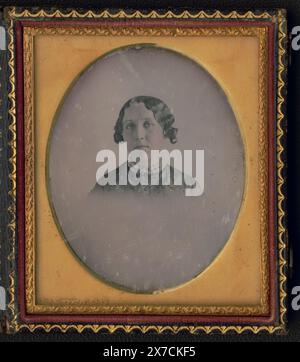 Donna non identificata, ritratto testa e spalle, collana con perline, titolo ideato dallo staff della biblioteca. Stampato sul tappetino: WEBSTER., custodia: Rinhart 185., in caso con n. DAG 1486., Transfer; LC Manuscript Division; 2017; (DLC/PP-2017:021.06)., fa parte di: Robert R. Hitt Papers , fa parte di: Daguerreotype Collection Women, 1840-1850. Foto Stock